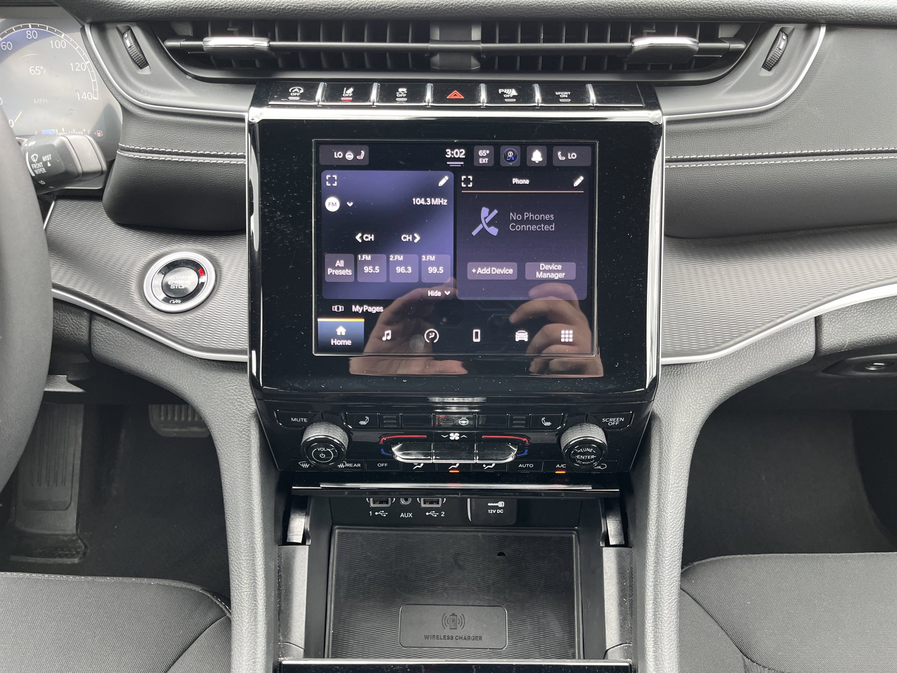 Used 2024 Jeep Grand Cherokee Laredo w/ Luxury Tech Group I AWD/4WD image 25