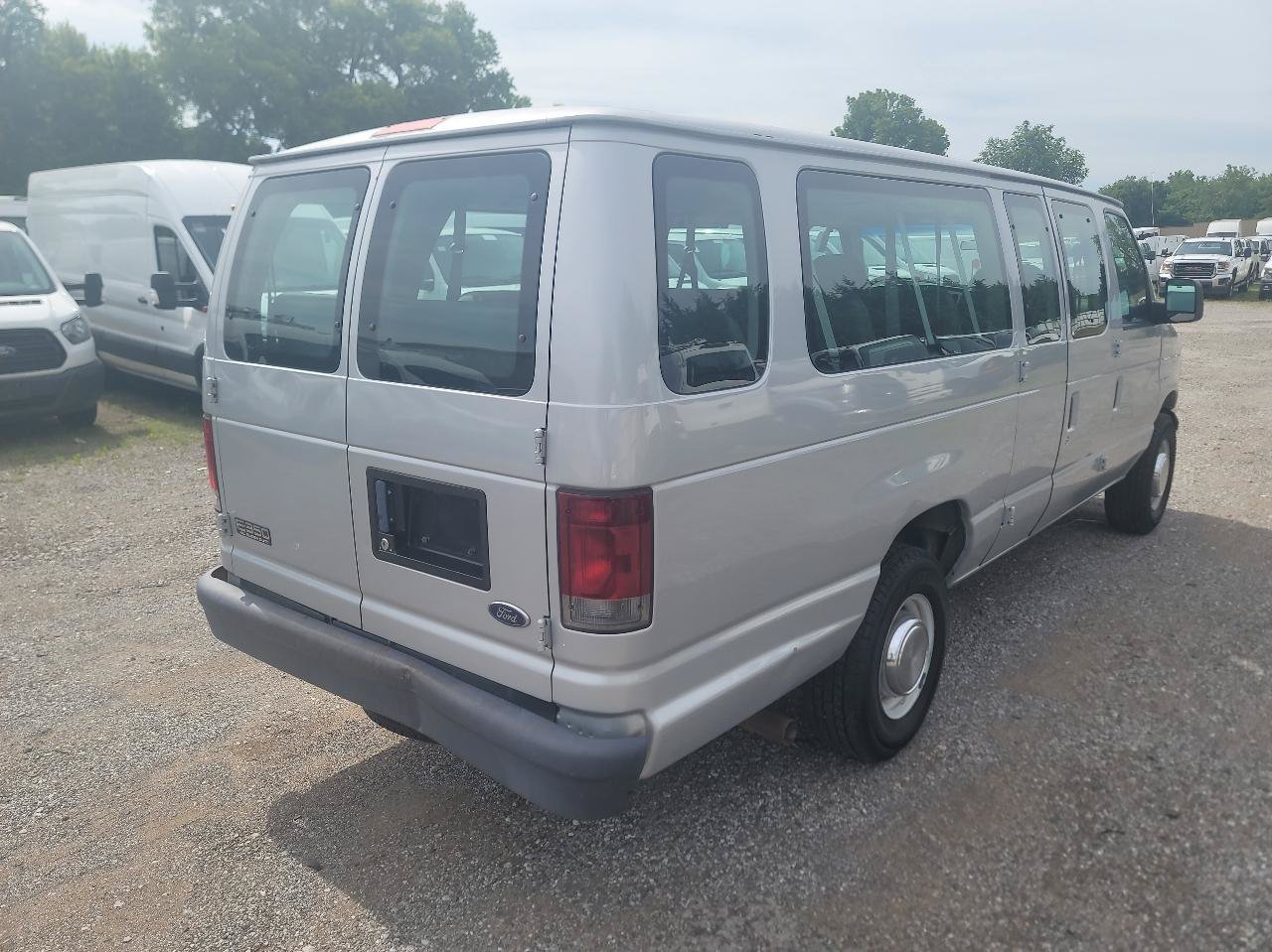 Used 2005 Ford E-350 and Econoline 350 Extended Wagon Super Duty RWD image 5