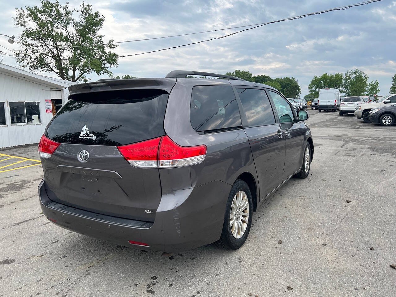 Used 2012 Toyota Sienna XLE w/ Entertainment Pkg FWD image 5
