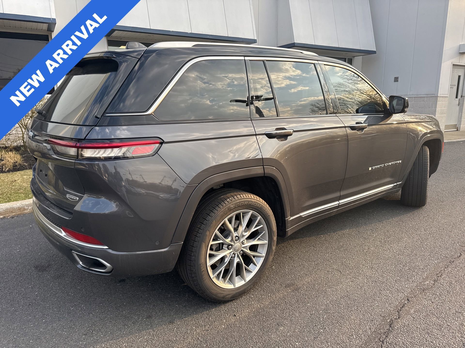 Used 2023 Jeep Grand Cherokee Summit w/ Advanced Protech Group IV image 2