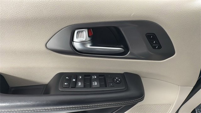 Used 2023 Chrysler Pacifica Touring-L image 22