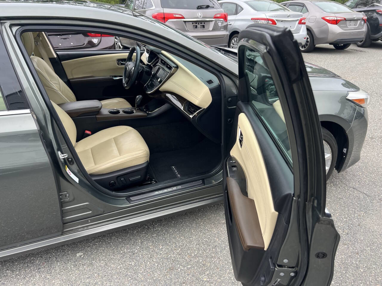 Used 2013 Toyota Avalon Limited w/ Technology Pkg FWD image 9