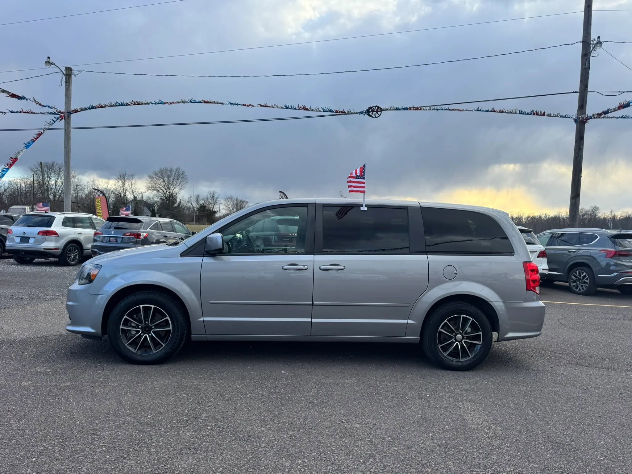 Used 2016 Dodge Grand Caravan SXT image 3
