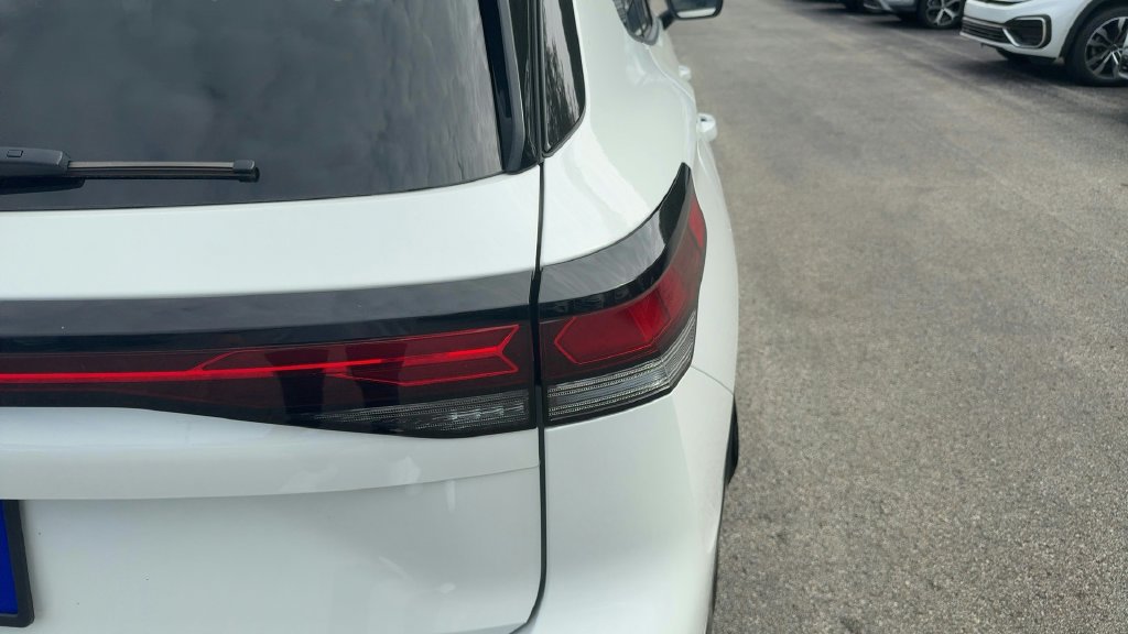 Certified 2026 Volkswagen Tiguan SE R-Line FWD image 30