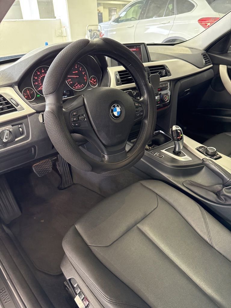 Used 2018 BMW 320i Sedan RWD image 12