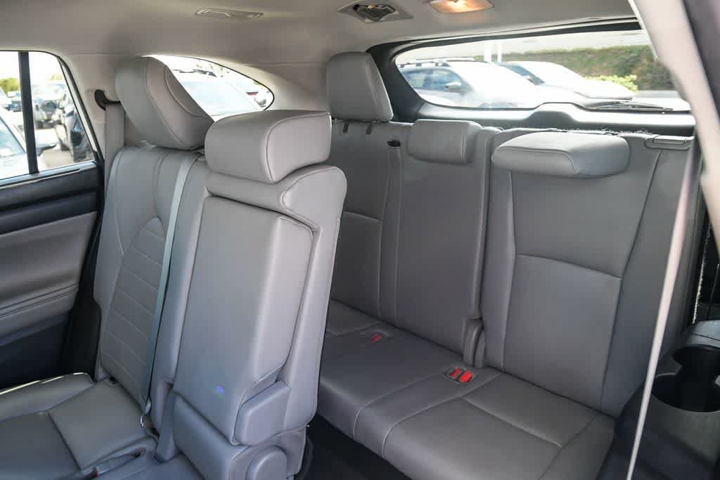 Used 2021 Toyota Highlander XLE FWD image 18