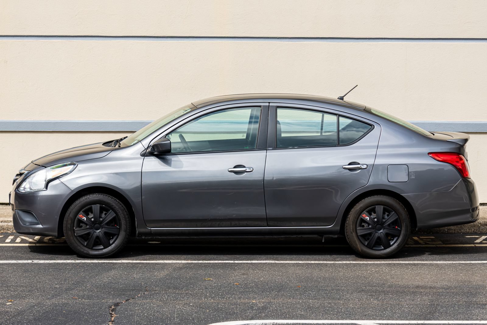Used 2019 Nissan Versa SV FWD image 5