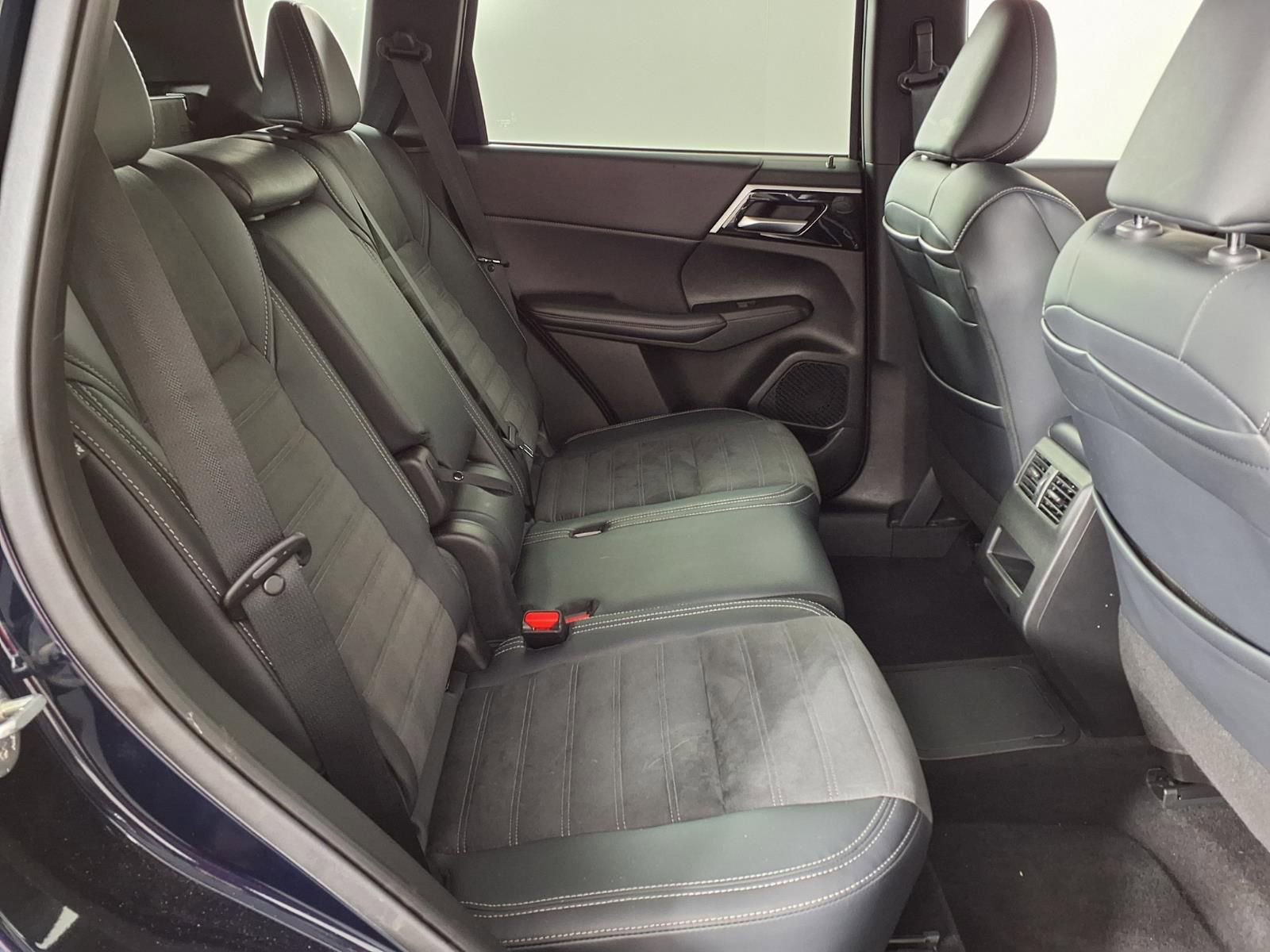 Used 2024 Mitsubishi Outlander SE image 10