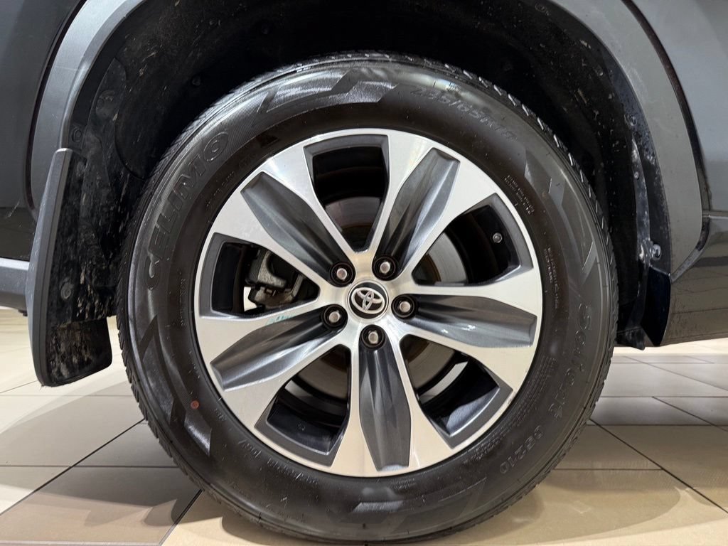 Certified 2024 Toyota Highlander XLE AWD/4WD image 9