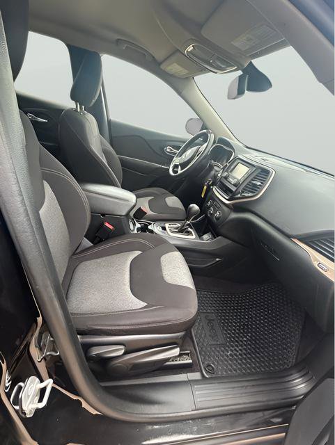 Used 2016 Jeep Cherokee Sport FWD image 10