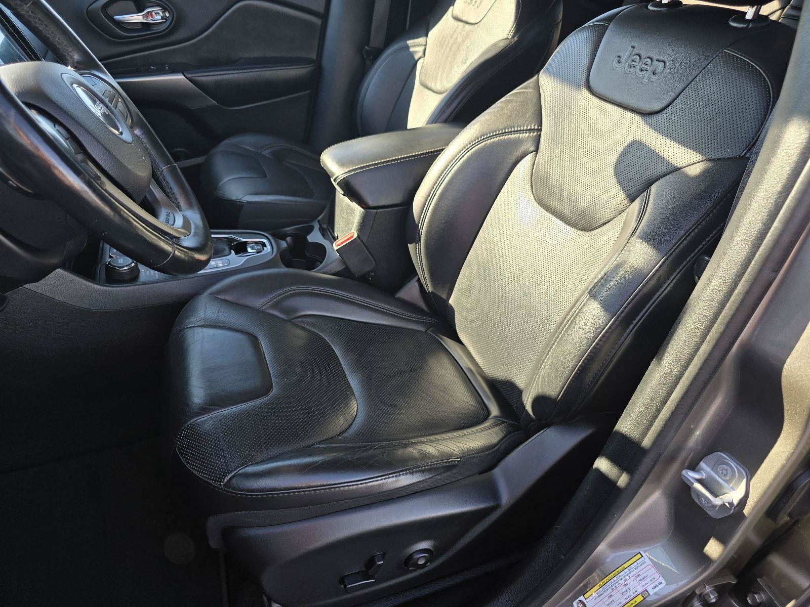 Used 2019 Jeep Cherokee Limited AWD/4WD image 16