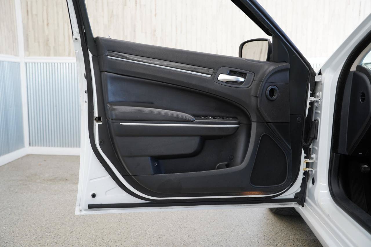Used 2018 Chrysler 300 Touring L RWD image 28