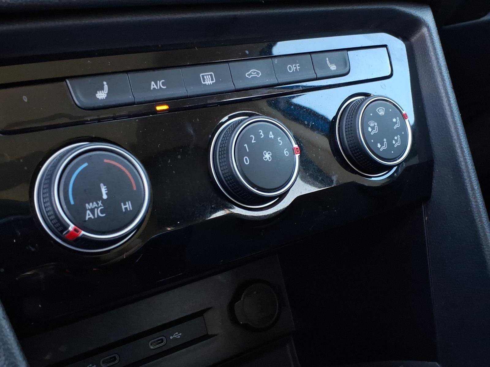 Used 2023 Volkswagen Taos SE w/ Panoramic Sunroof Package image 23