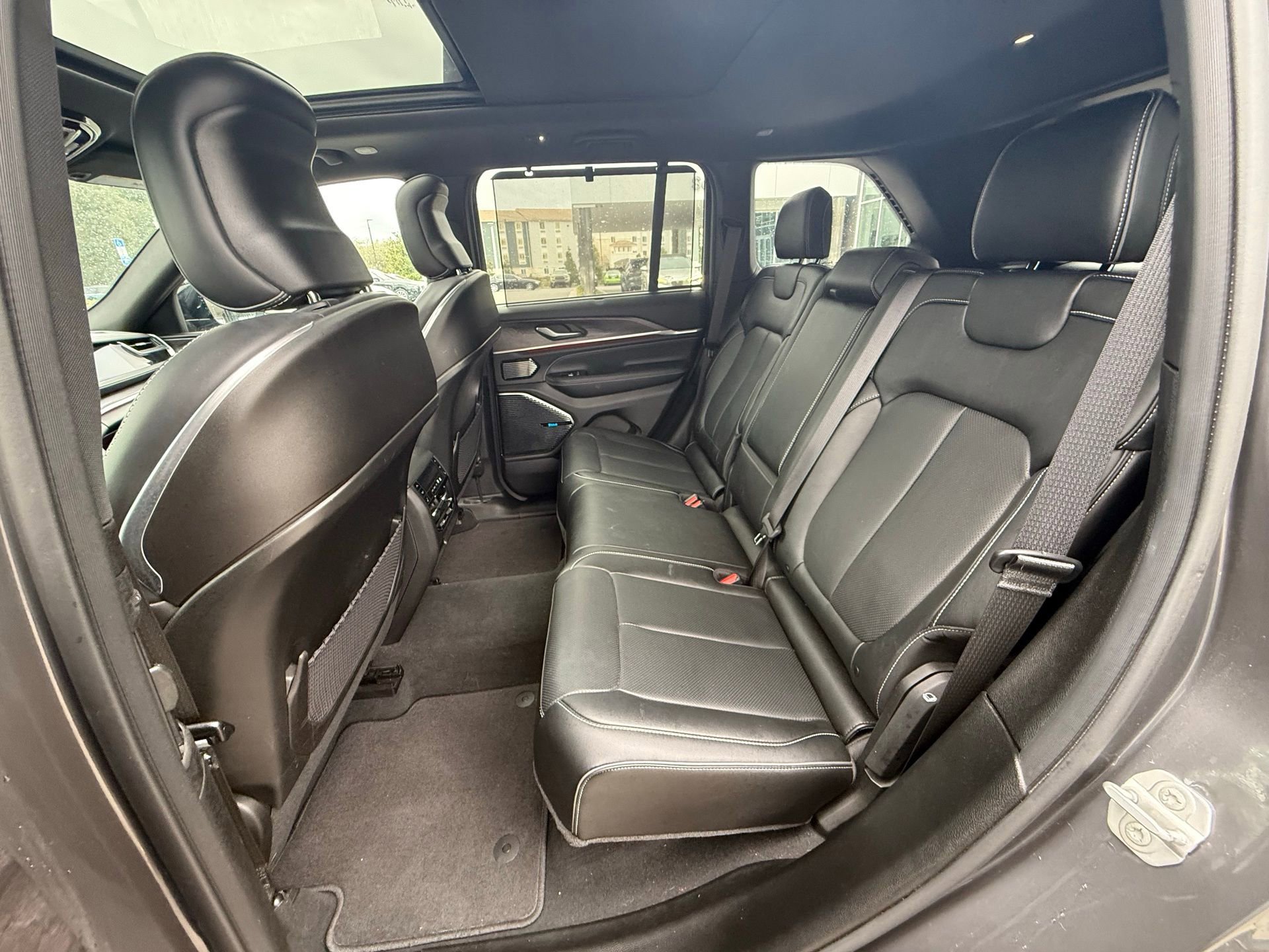 Used 2022 Jeep Grand Cherokee Overland w/ Advanced Protech Group III image 25