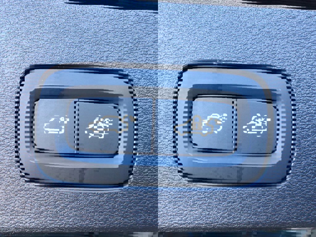 Used 2025 Volvo V60 B5 Cross Country Plus image 37