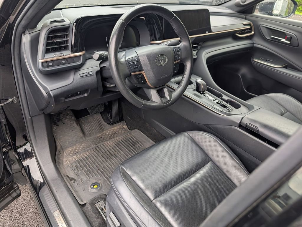 Used 2023 Toyota Crown Limited image 10