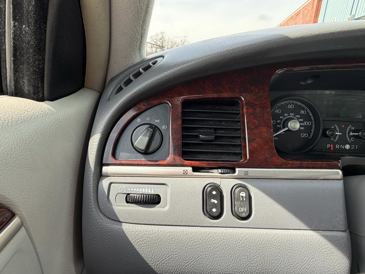 Used 2007 Lincoln Town Car Signature RWD image 18