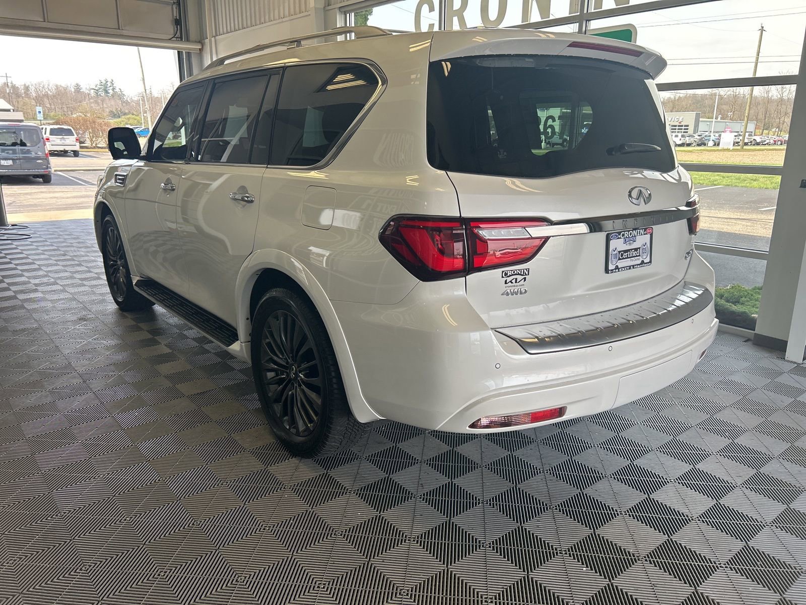 Used 2023 INFINITI QX80 Premium Select w/ Cargo Package AWD/4WD image 4