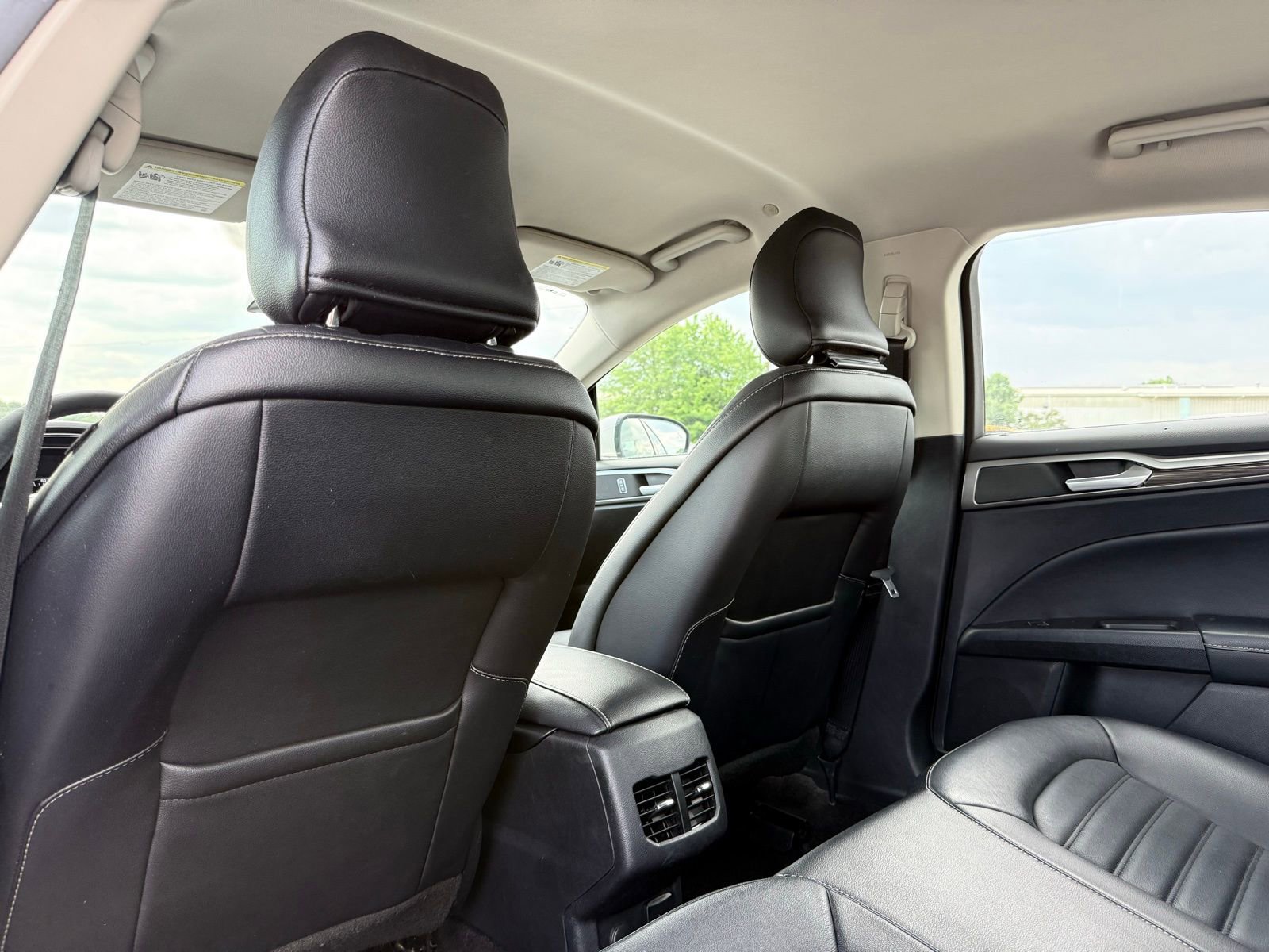 Used 2017 Ford Fusion SE w/ Equipment Group 602A FWD image 15