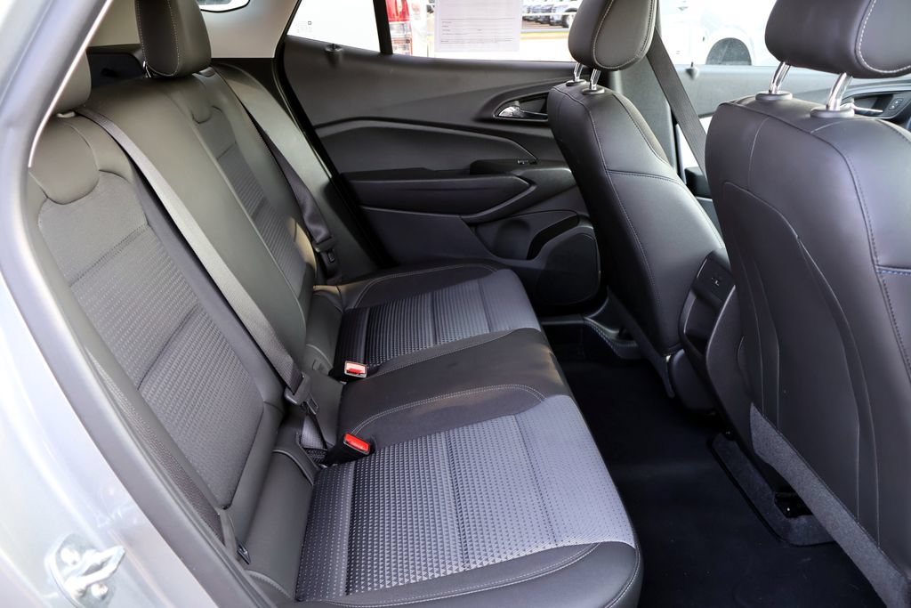 Used 2025 Chevrolet Trax LT w/ LT Convenience Package FWD image 24
