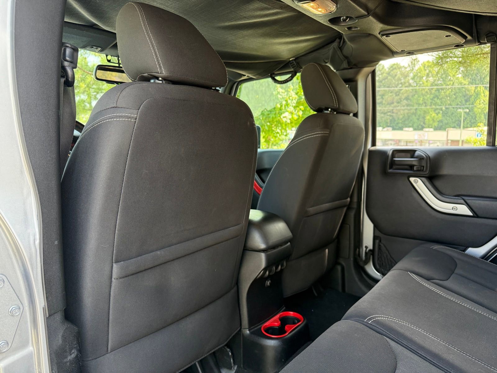 Used 2016 Jeep Wrangler Unlimited Sahara image 32