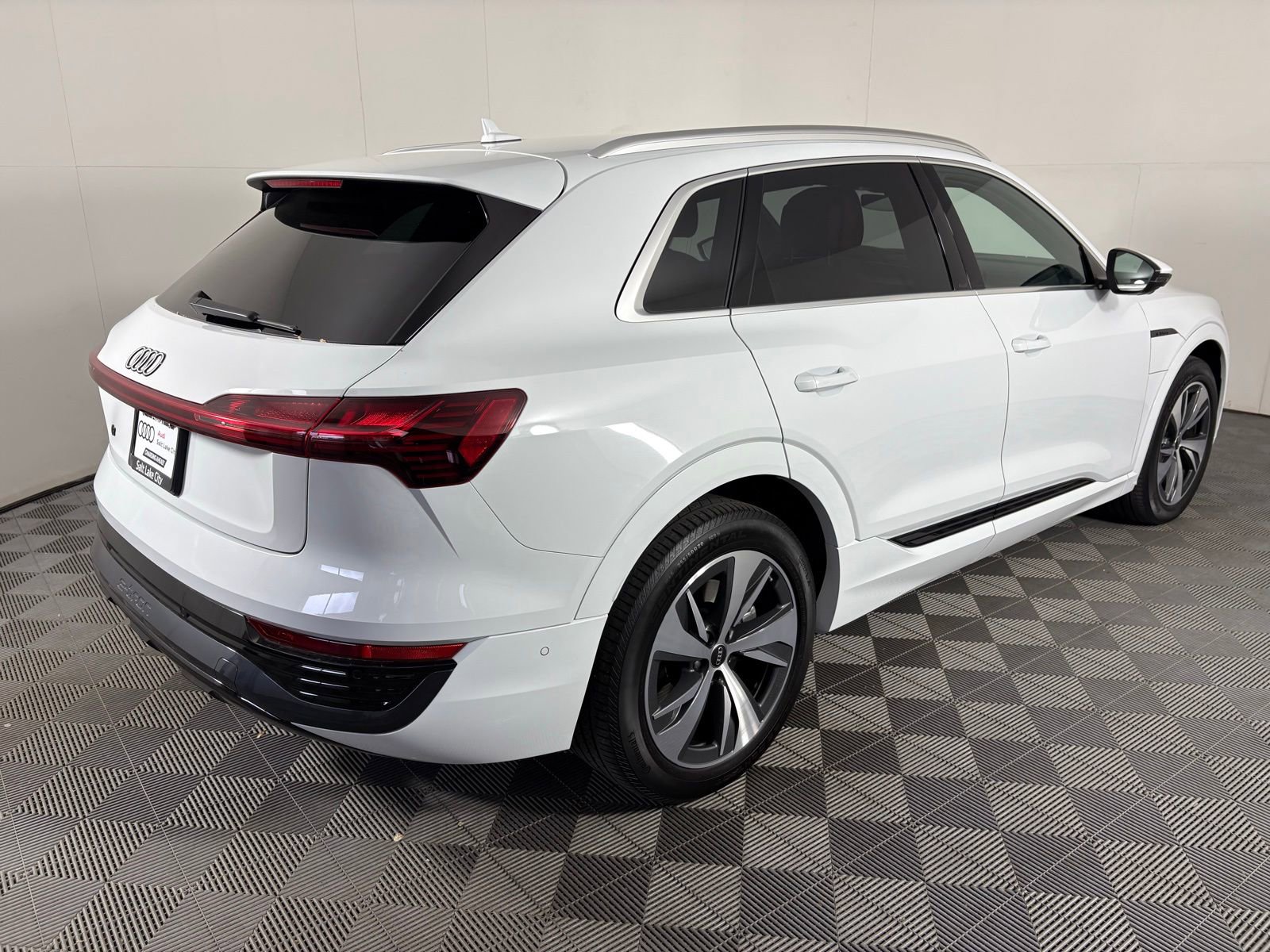 Used 2024 Audi Q8 e-tron Premium Plus w/ Premium Plus Package image 7