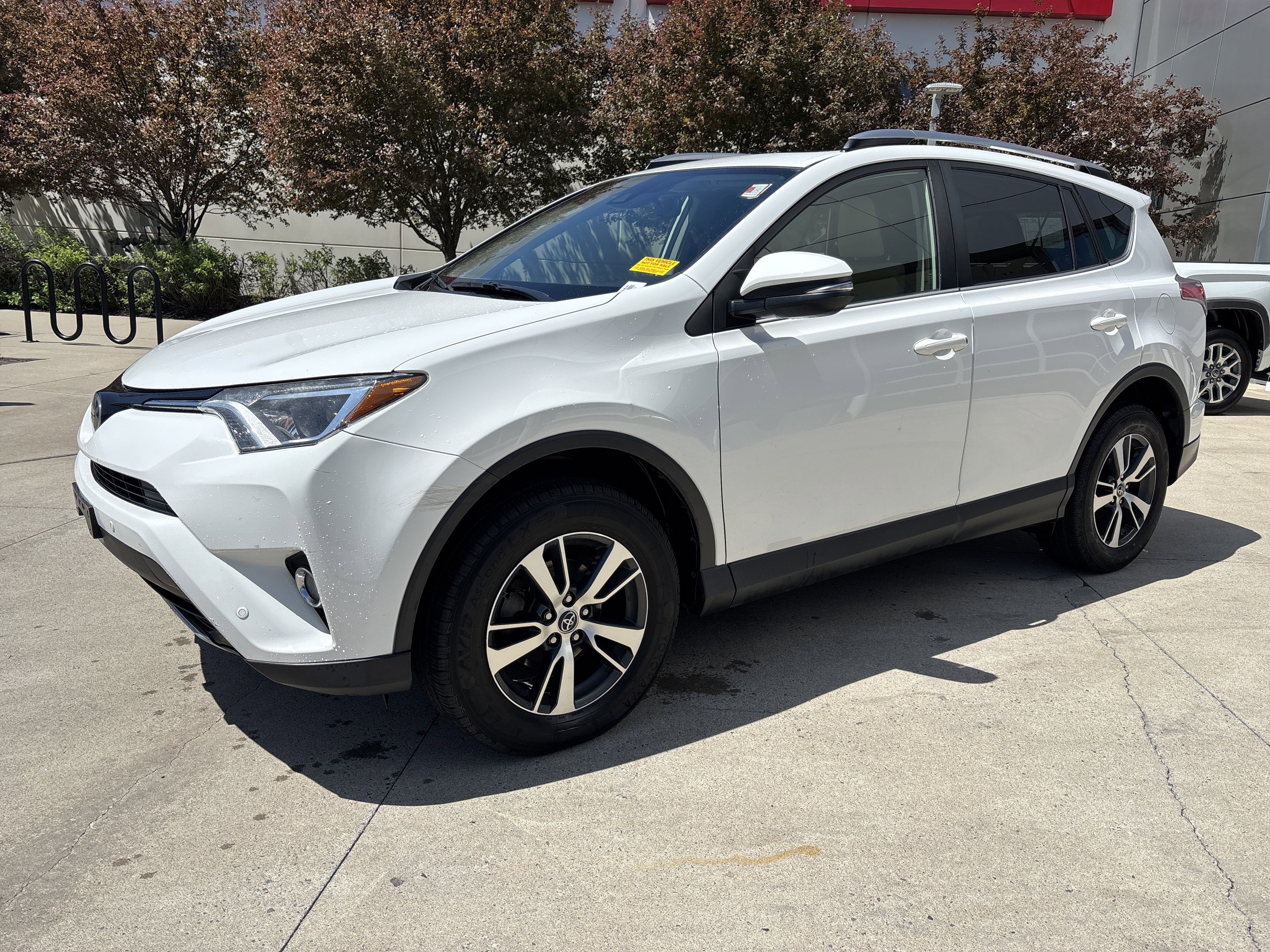 Used 2017 Toyota RAV4 XLE AWD/4WD image 3