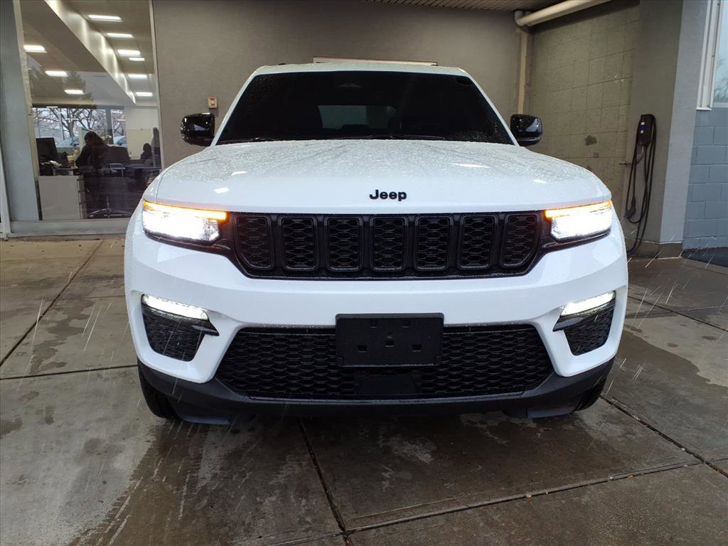 Used 2025 Jeep Grand Cherokee Limited w/ Black Appearance Package image 2