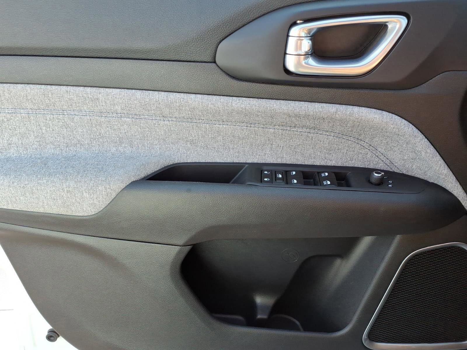Used 2025 Jeep Compass Latitude image 16