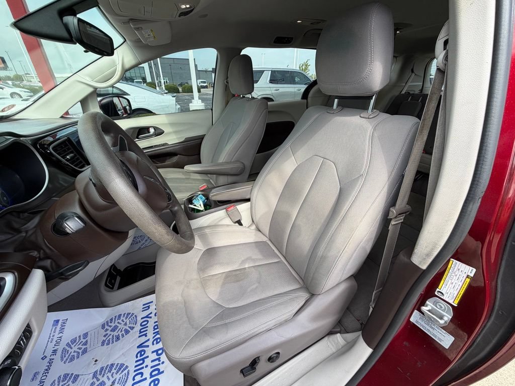 Used 2017 Chrysler Pacifica Touring FWD image 12