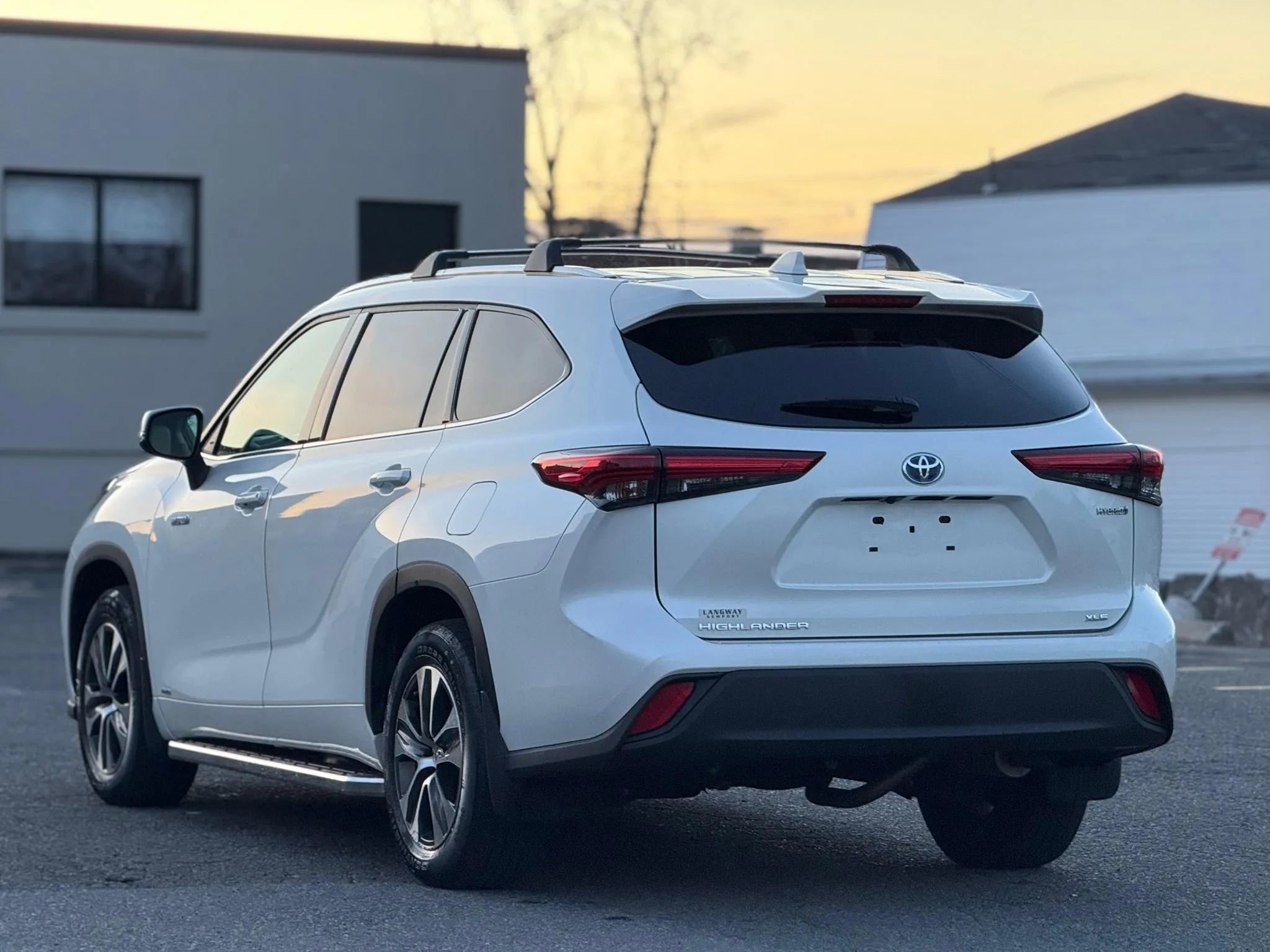 Used 2021 Toyota Highlander XLE AWD/4WD image 5