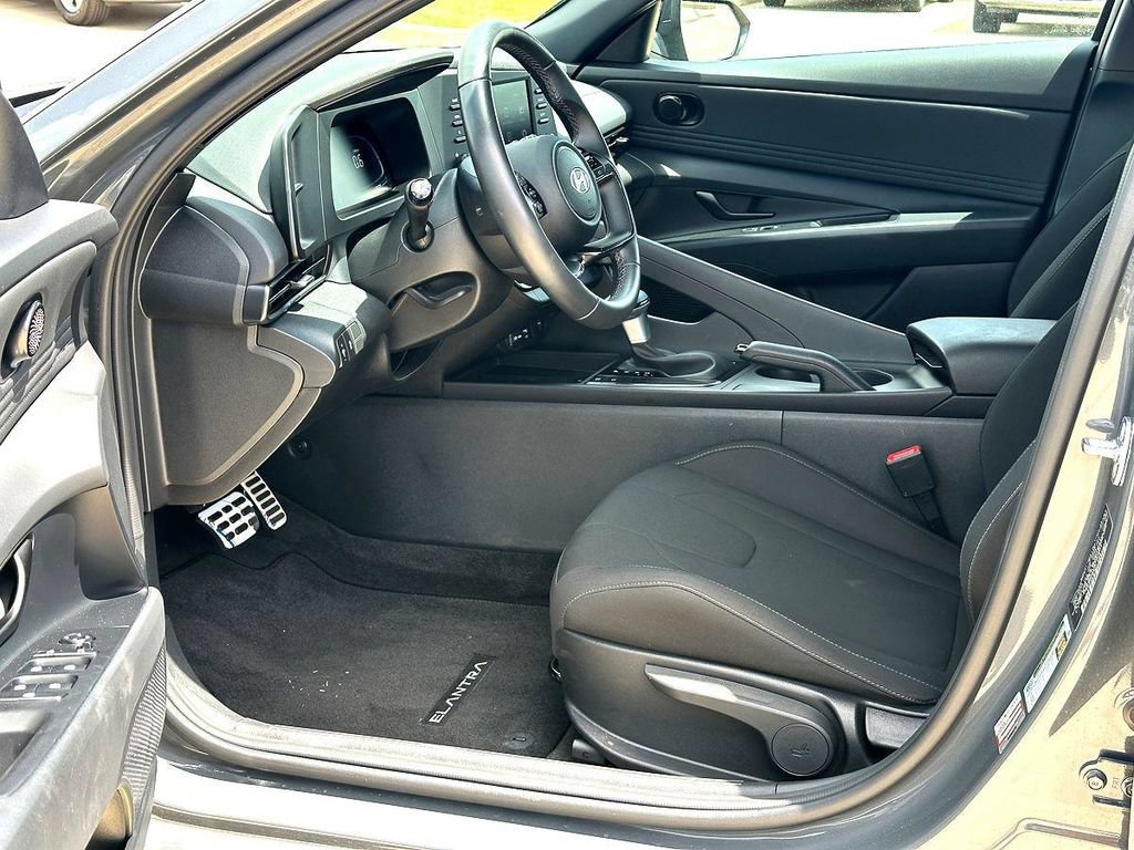 Used 2025 Hyundai Elantra Sport FWD image 13