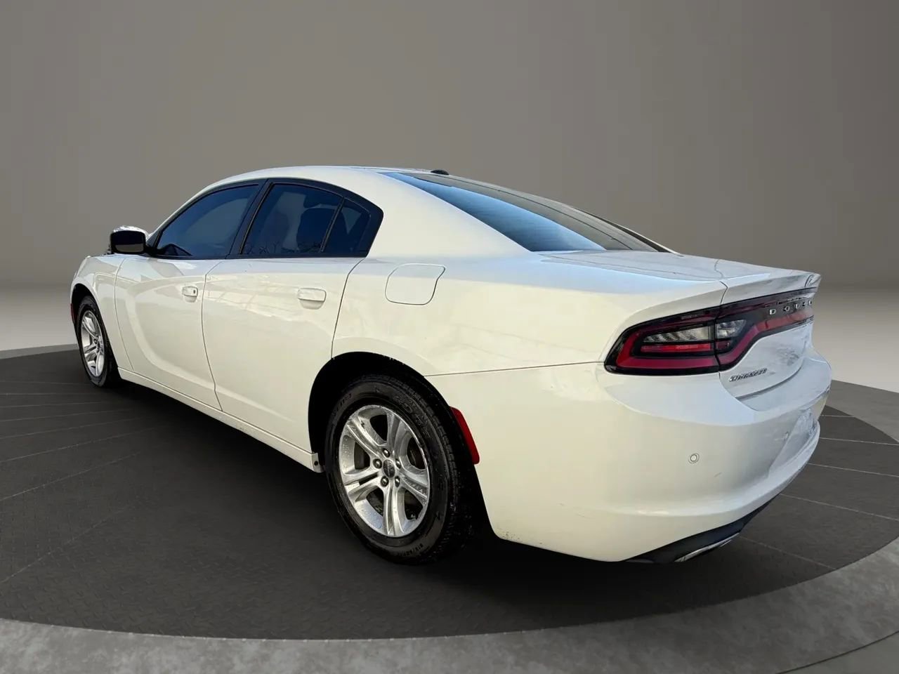 Used 2019 Dodge Charger SXT image 7