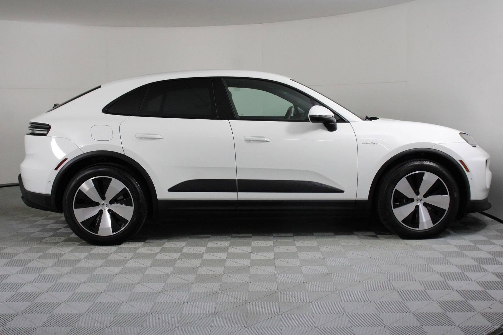 Certified 2024 Porsche Macan 4 Electric image 8