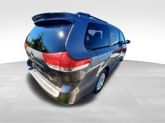 Used 2011 Toyota Sienna XLE FWD image 3