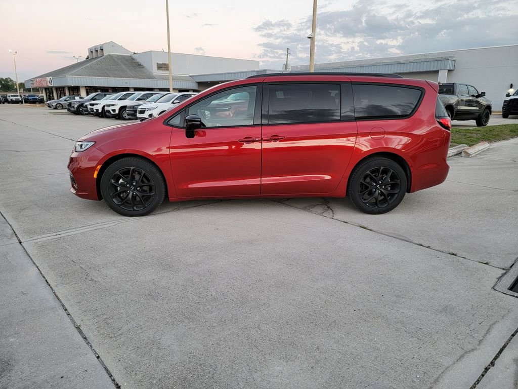 Used 2025 Chrysler Pacifica Limited FWD image 1
