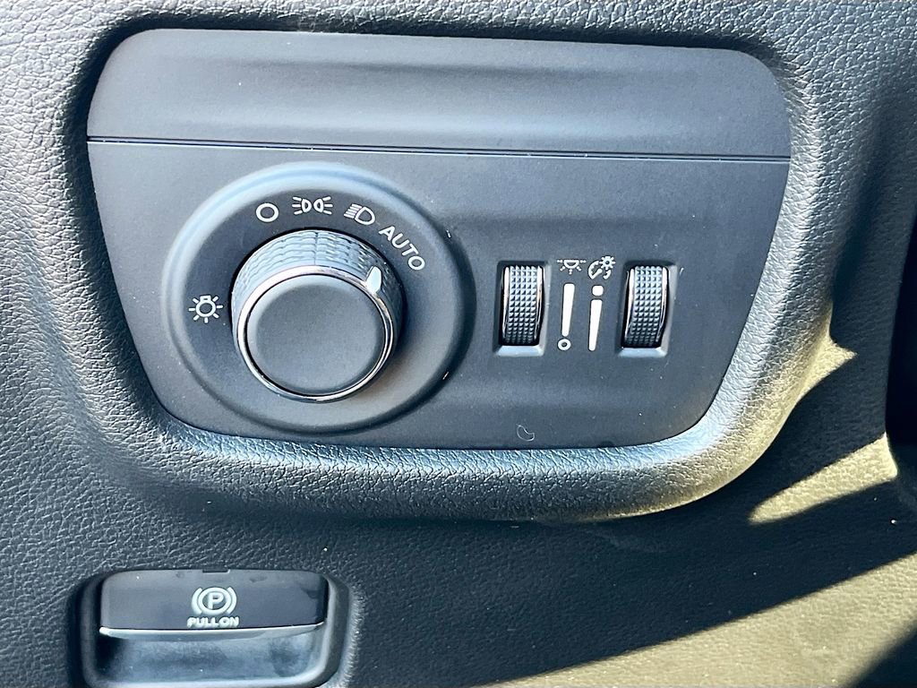 Used 2025 Jeep Grand Cherokee Laredo w/ Trailer Tow Package RWD image 10