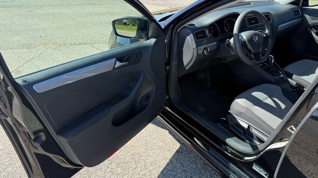 Used 2017 Volkswagen Jetta S w/ Jetta S Cold Weather Package FWD image 9