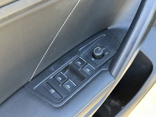 Used 2023 Volkswagen Tiguan SE image 11