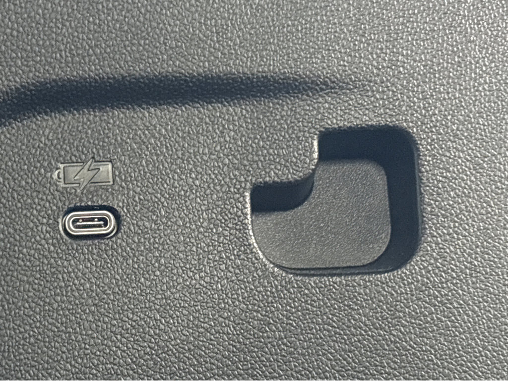 Used 2025 Chevrolet Traverse RS image 27