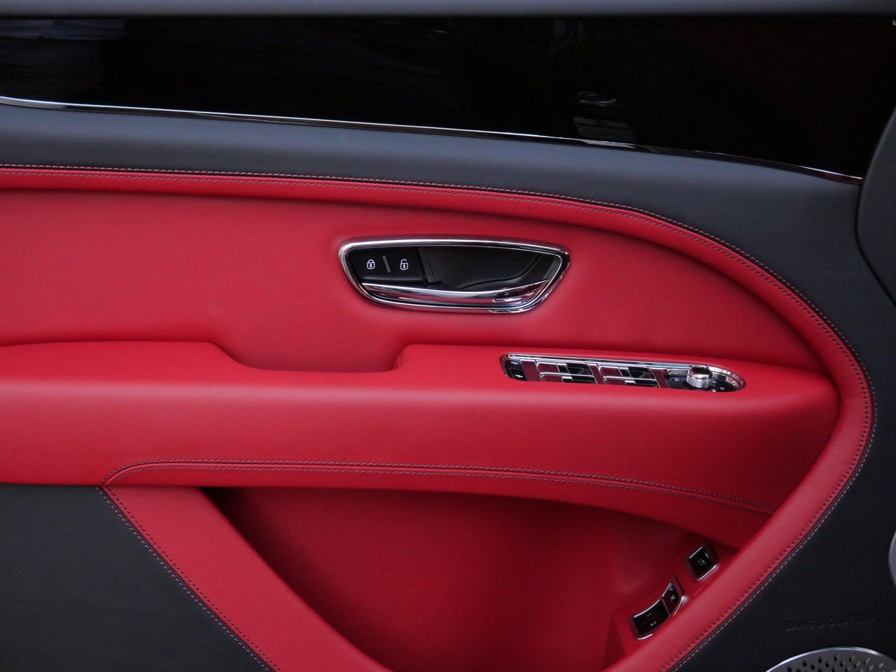 Used 2025 Bentley Bentayga Extended Wheelbase AWD/4WD image 16