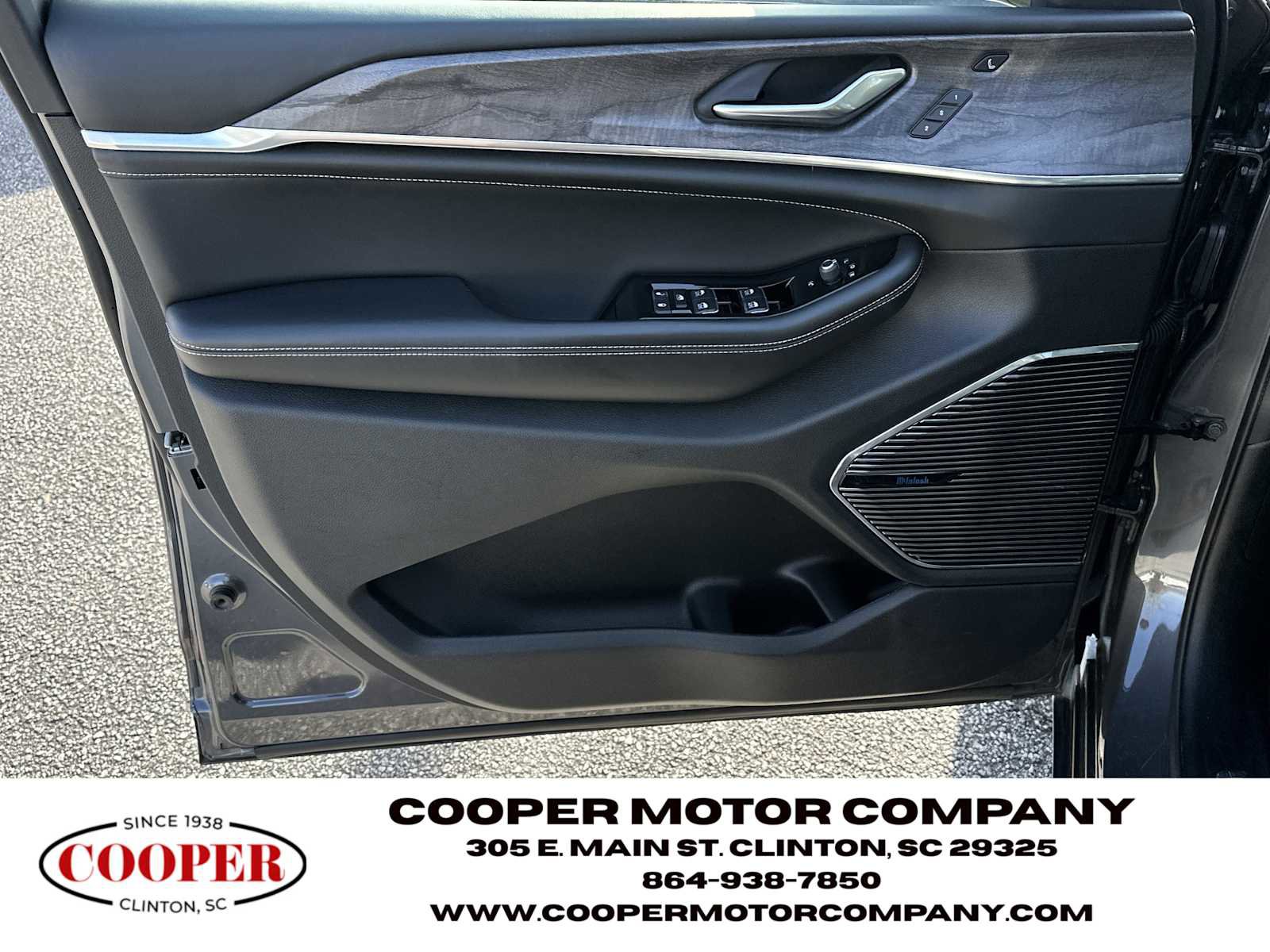 Used 2022 Jeep Grand Cherokee Overland w/ Advanced Protech Group III image 10