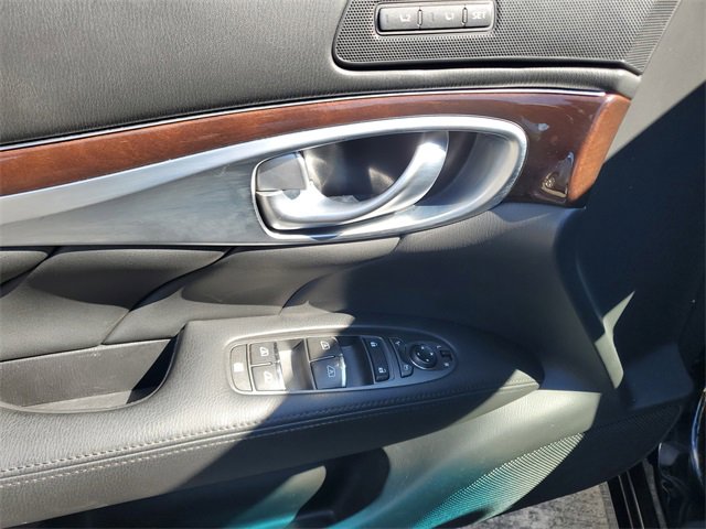 Used 2019 INFINITI Q70 Luxe image 18