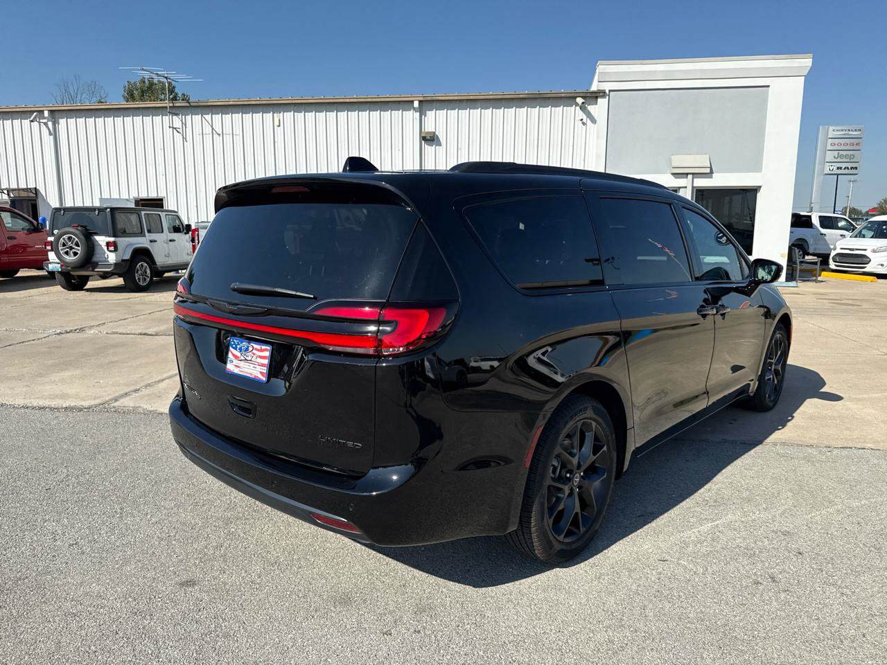 New 2026 Chrysler Pacifica Limited w/ S Appearance Package FWD image 5