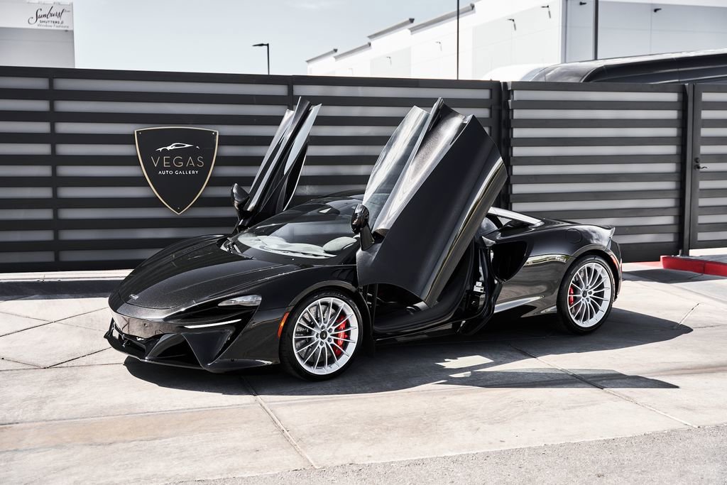Used 2024 McLaren Artura RWD image 5