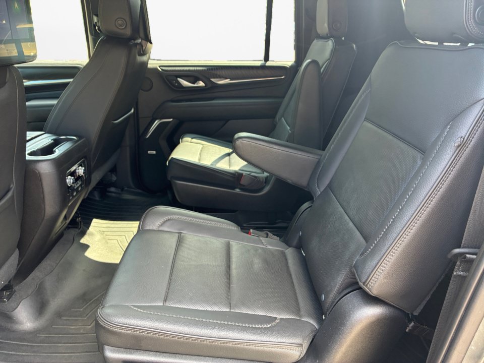 Used 2021 GMC Yukon XL Denali w/ Denali Premium Package AWD/4WD image 13