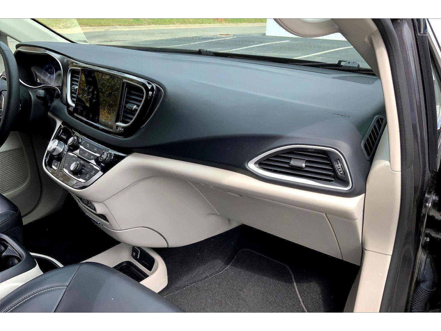 Used 2023 Chrysler Pacifica Touring-L image 15