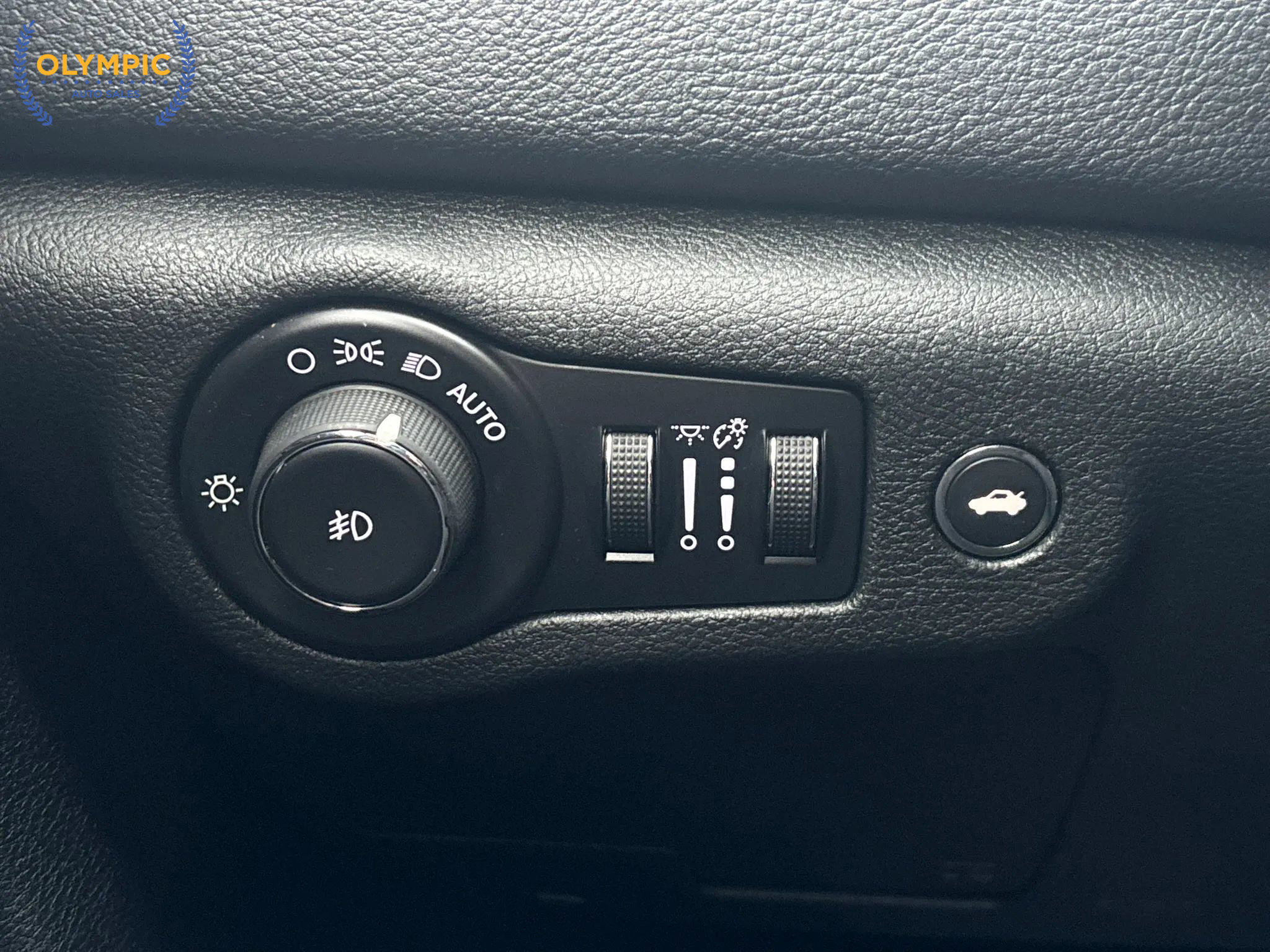 Used 2015 Chrysler 200 S image 33