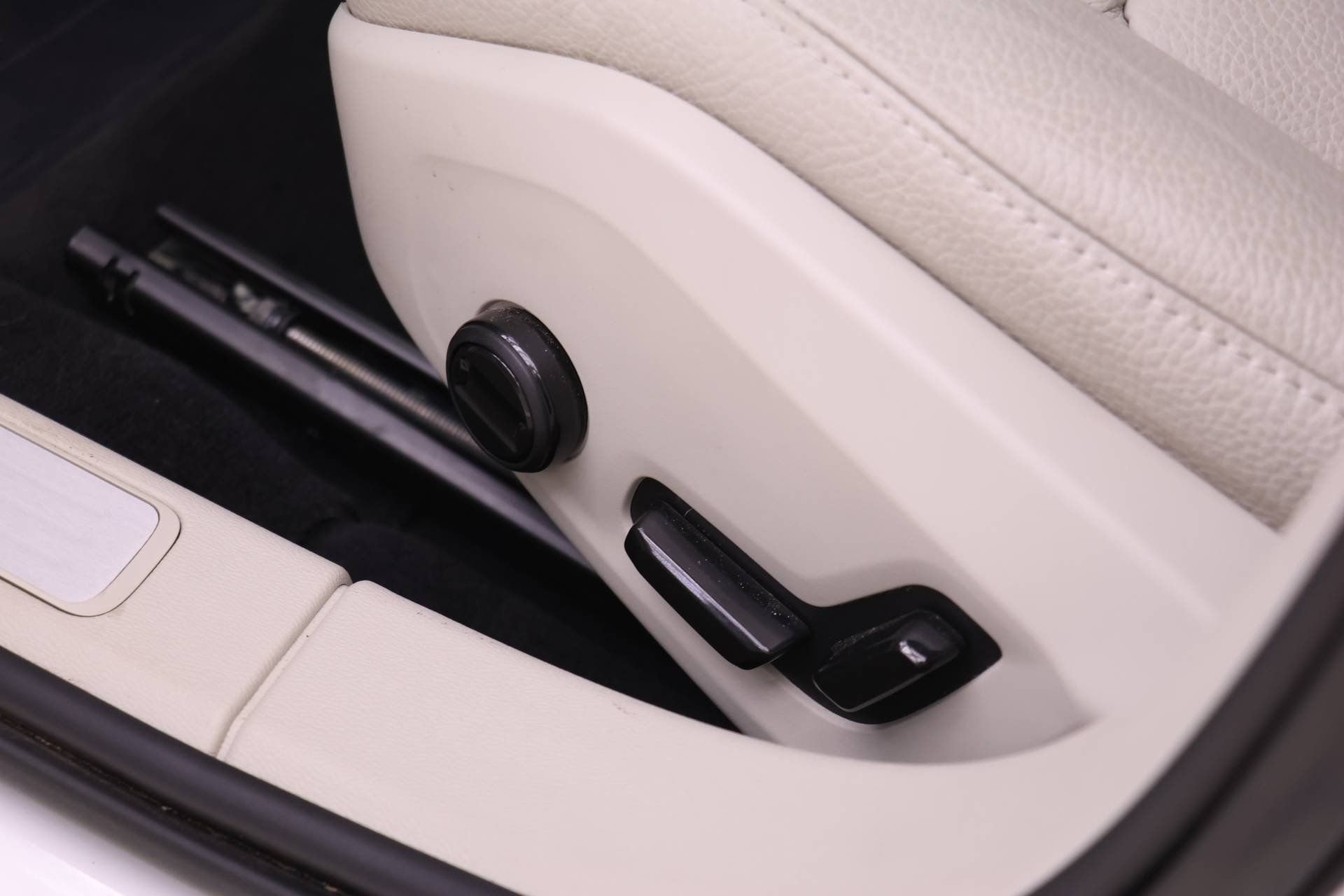 Certified 2023 Volvo V60 B5 Cross Country Plus w/ Climate Package image 19