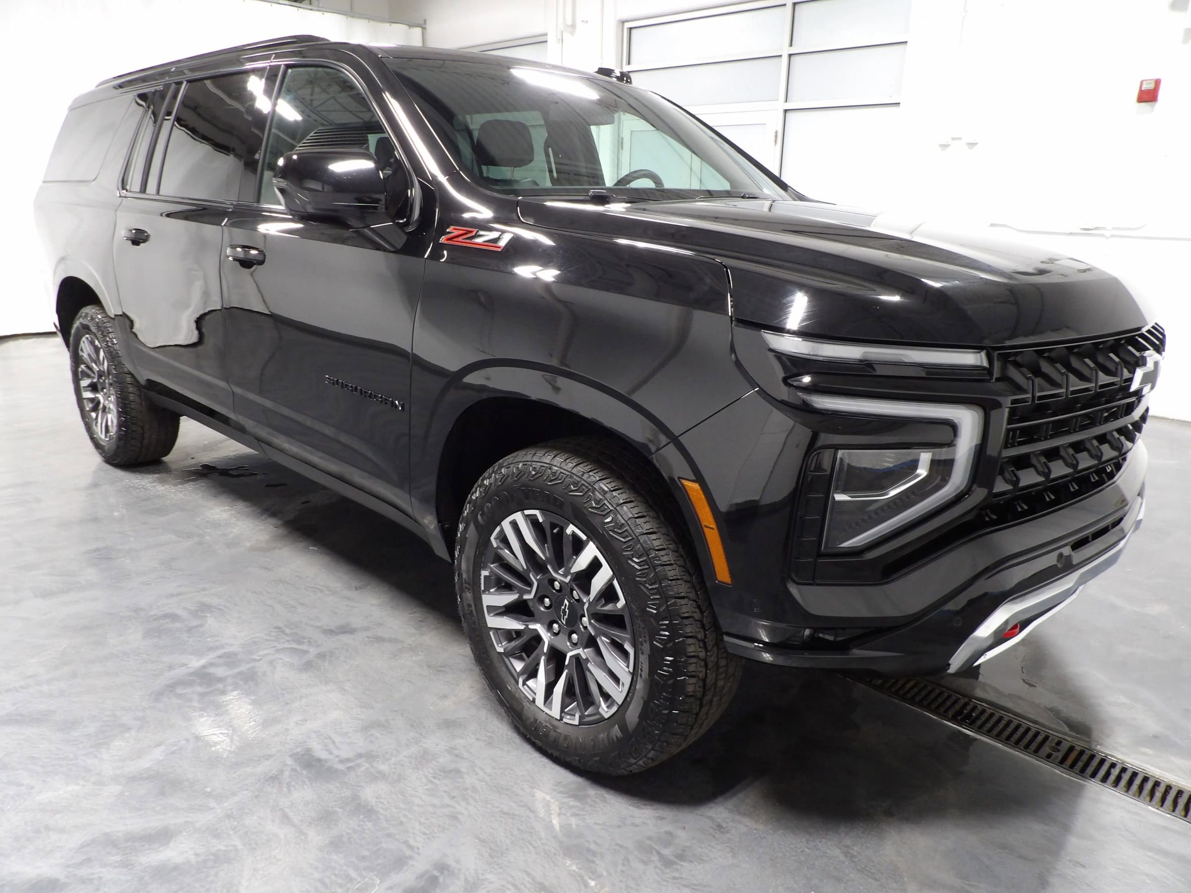 Used 2025 Chevrolet Suburban Z71 image 3